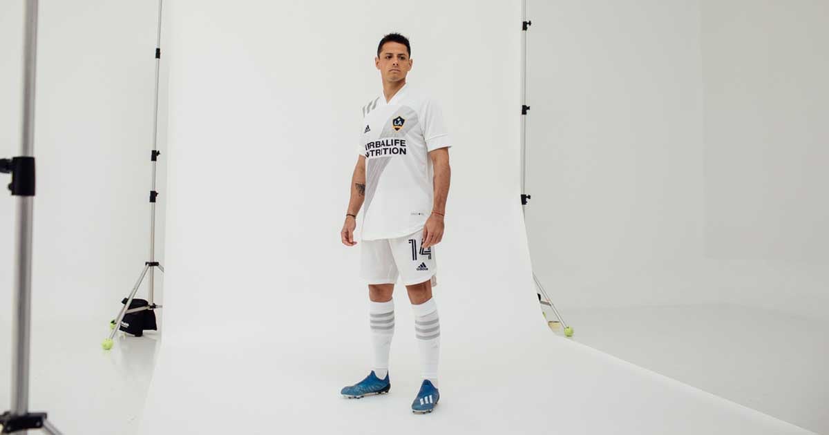 Le nouveau maillot domicile du LA Galaxy dévoilé par Javier Hernandez -  L'Équipe