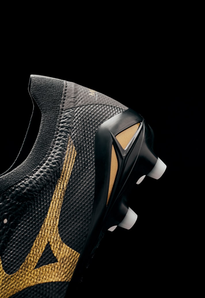 Mizuno Release The 'Aurum Pack' - SoccerBible