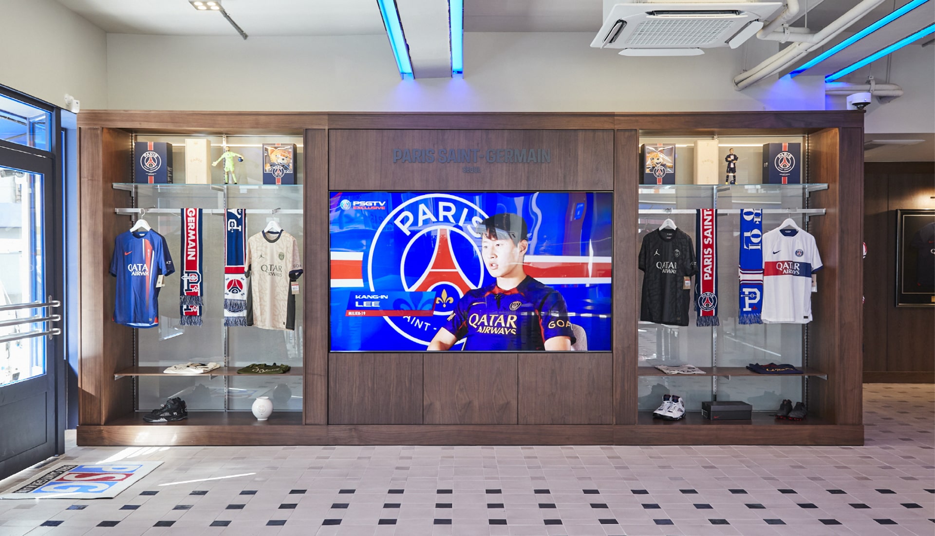 PSG Open New Caf Bar Retail Flagship in Seoul SoccerBible