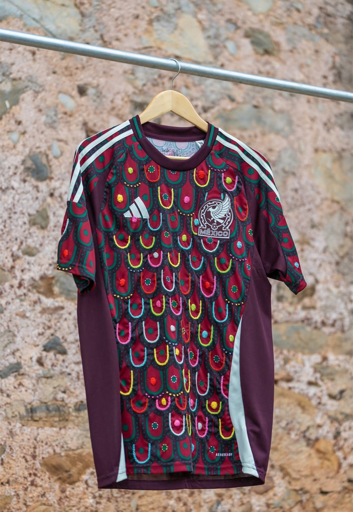 Adidas y alguien en algún lugar decoran camisetas de México con detalles bordados a mano
